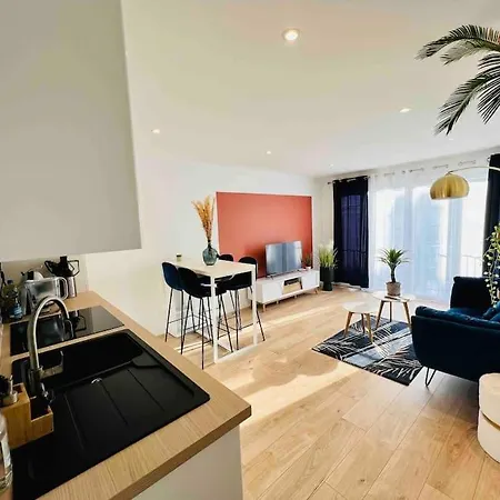 : Cocon Moderne Et Chaleureux A 5mn Du Centre Apartament